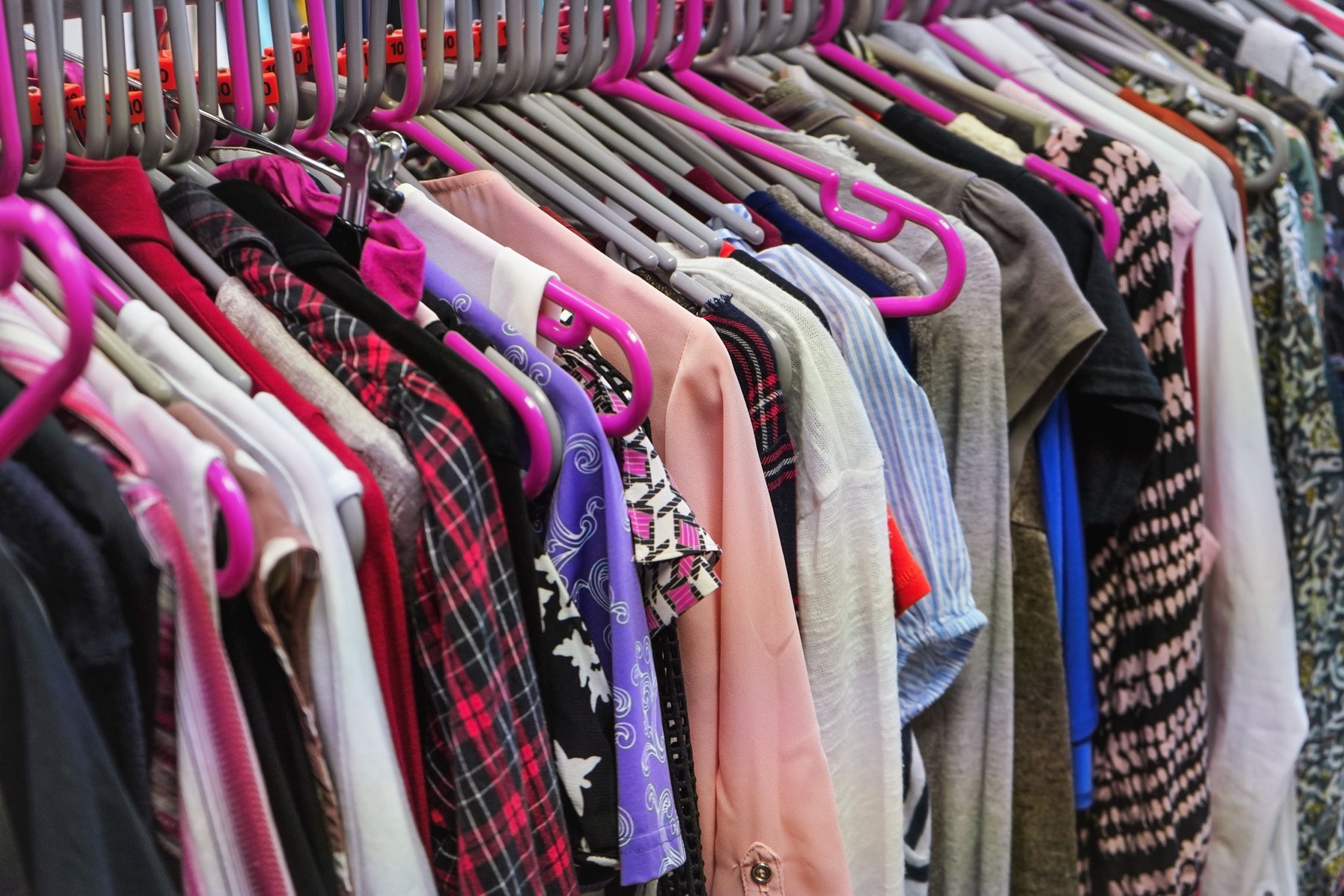 Portant de vêtements colorés pour préparer sa tenue