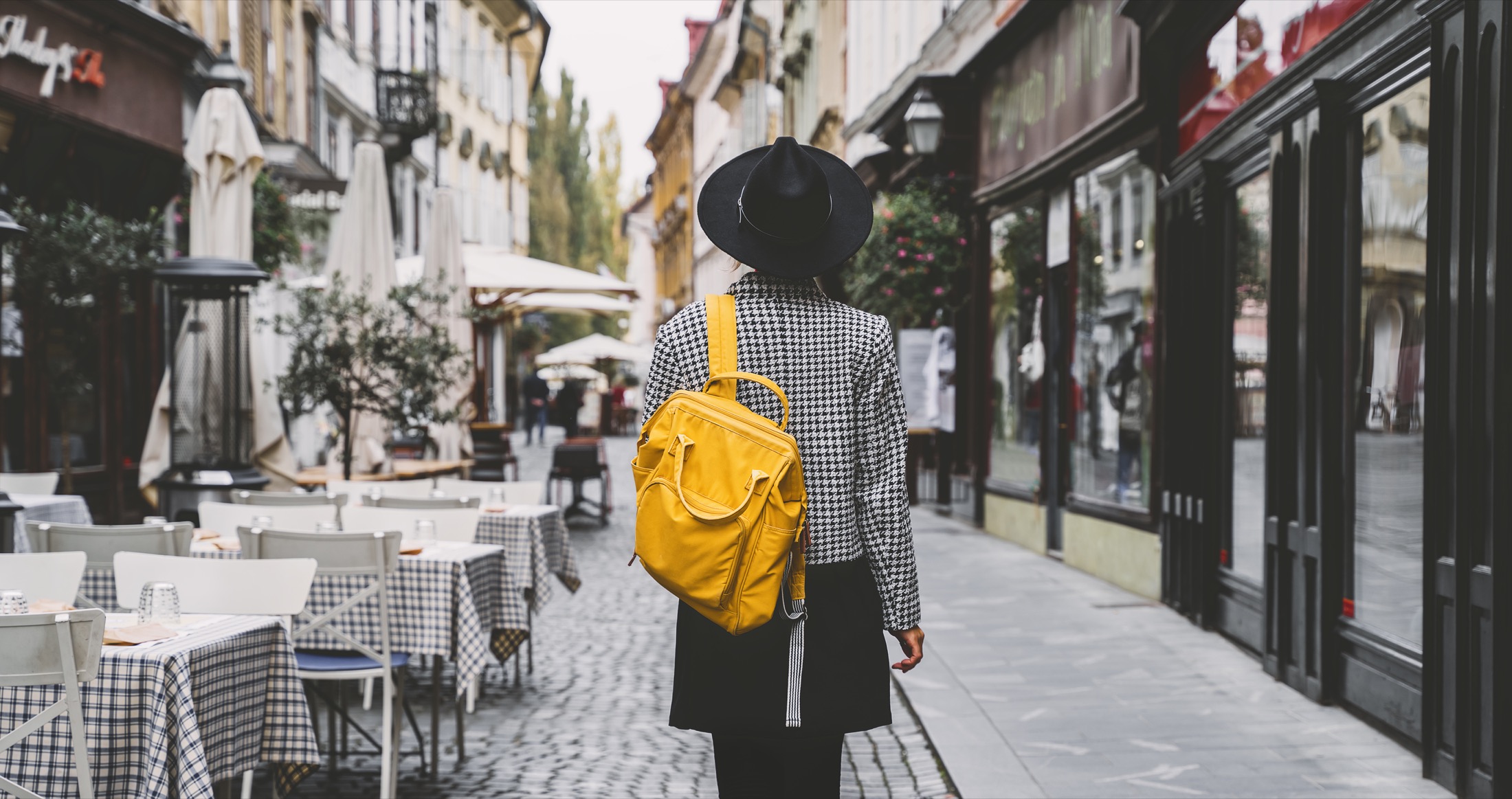 Sélection de vêtements et accessoires dans un esprit mode