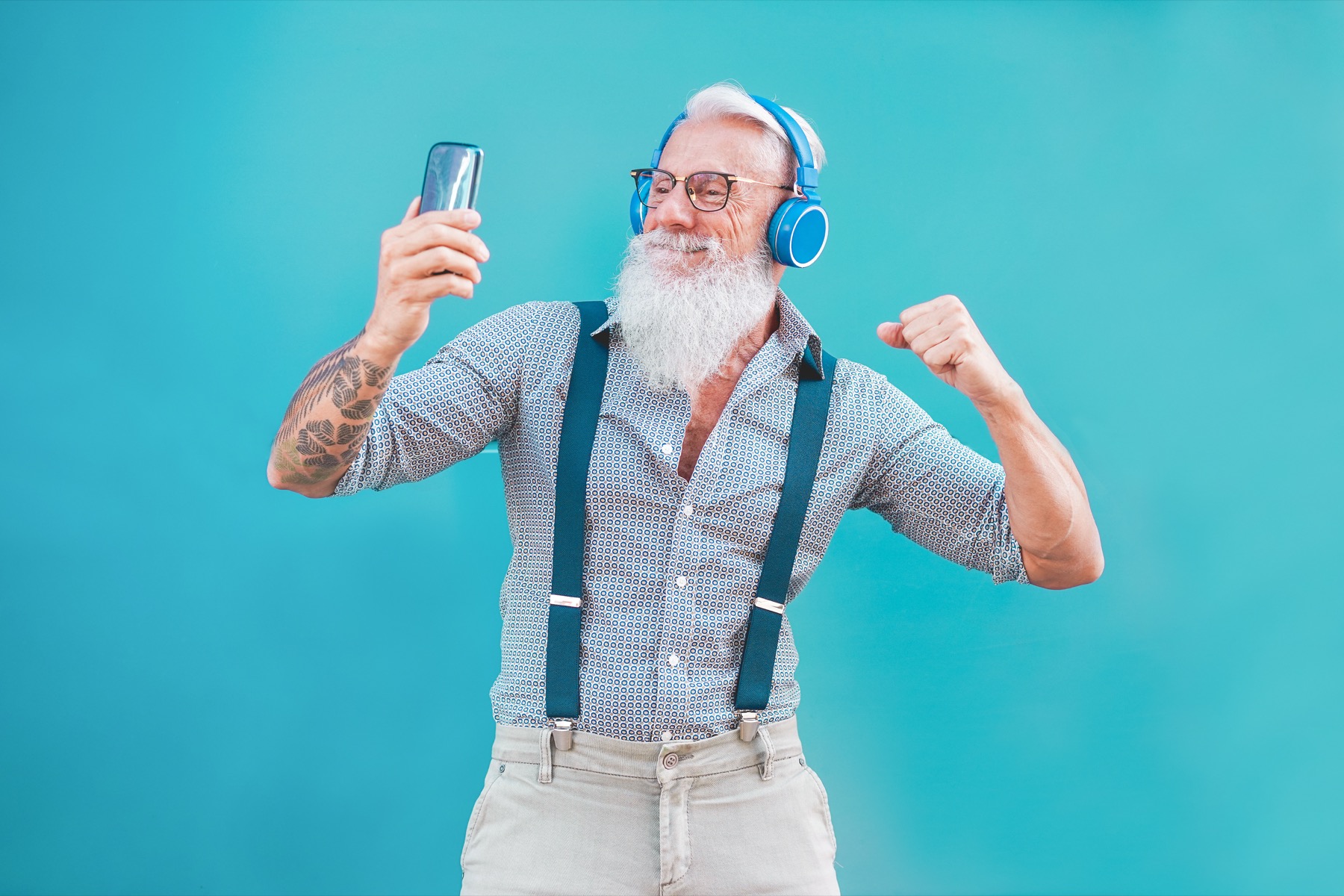 Personne utilisant son téléphone pour recevoir un conseil