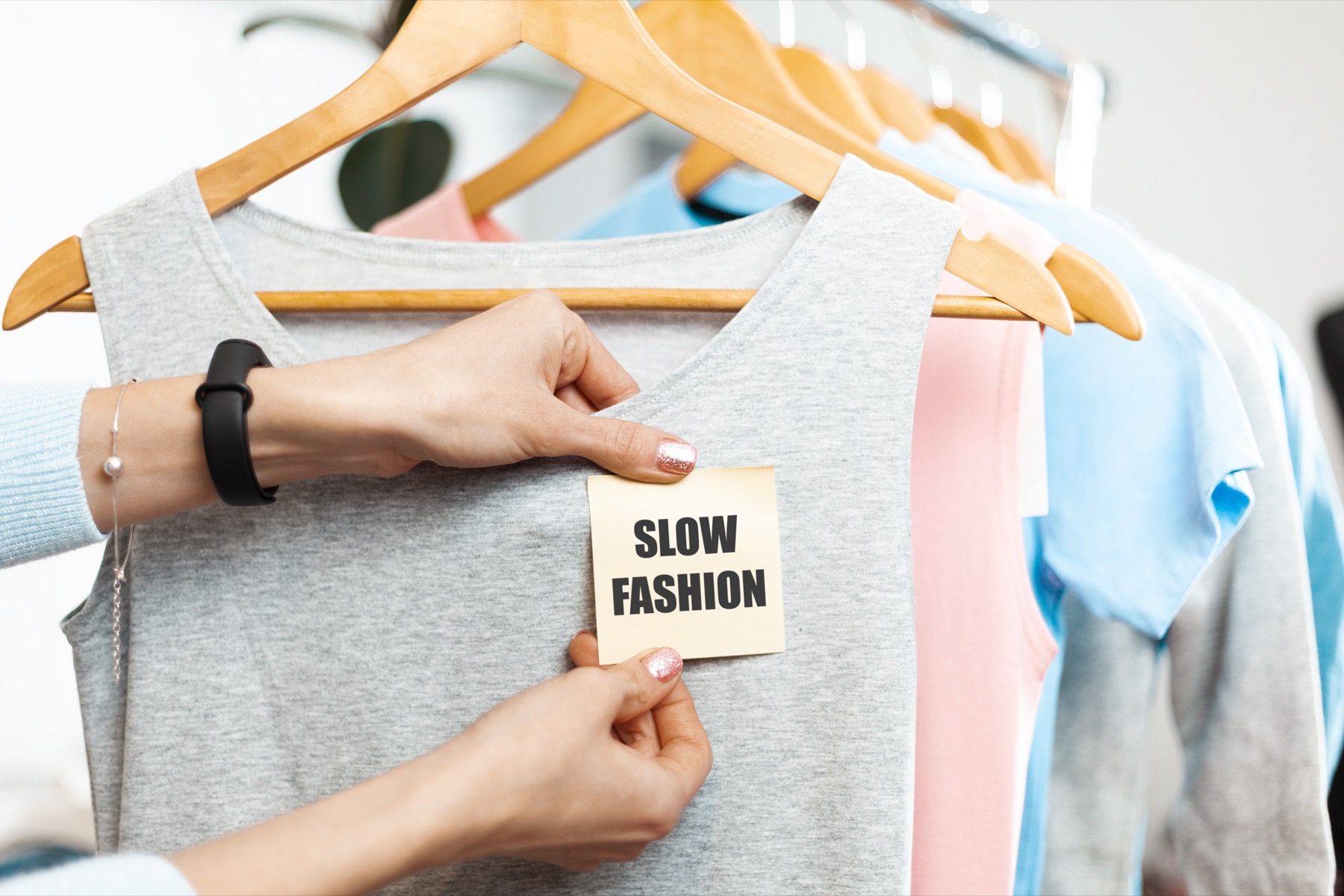 Étiquette slow fashion sur un vêtement