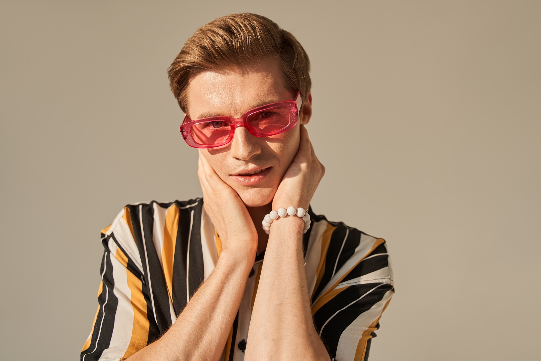 Conseil style avec lunettes colorées