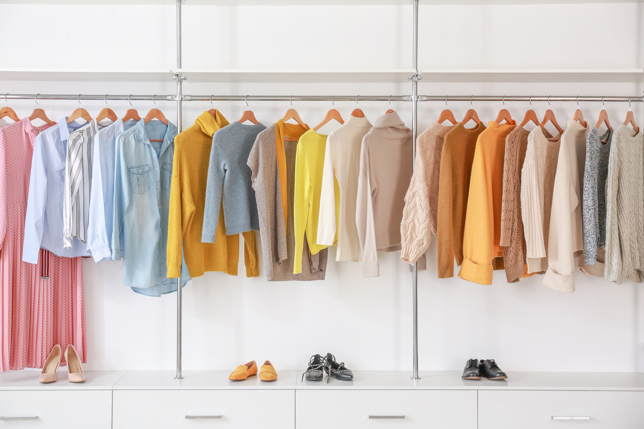 Dressing organisé avec vêtements colorés sur cintres